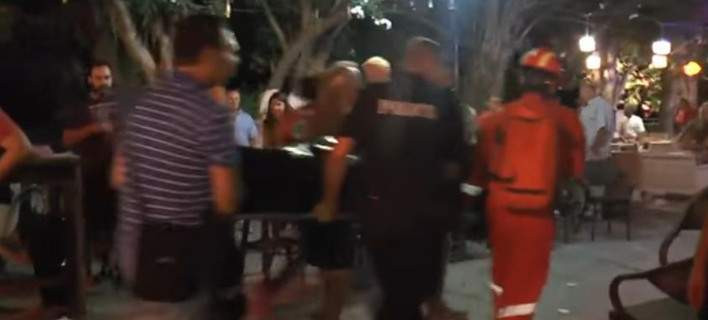 Η στιγμή που οι άνδρες της ΕΜΑΚ βρίσκουν τα δύο πτώματα από το σεισμό στην Κω (βίντεο)